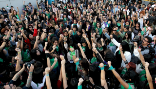 من أحد الاحتجاجات التي قدمت فيها الأغنية بالمكسيك