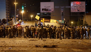 عناصر الأمن اللبناني خلال الاحتجاجات - رويترز