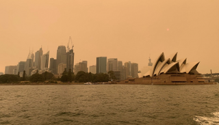 سحب الضباب الدخاني الخانق تغطي سيدني