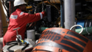 أسعار النفط تتراجع بعد غموض ملف التجارة بين واشنطن وبكين