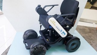 مطار أبوظبي يختتم العمليات التجريبية للكراسي ذاتية التحكم