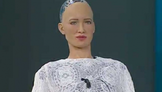 الروبوت صوفيا خلال مشاركتها بمنتدى شباب العالم