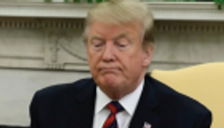 استطلاع رأي: أغلبية بسيطة تعارض عزل ترامب من منصبه