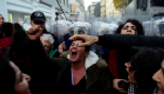 احتجاج نسائي داخل البرلمان التركي على العنف ضد المرأة