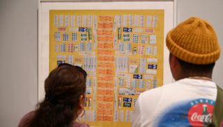 مكسيكيان أمام إحدى الصور المشاركة في المعرض