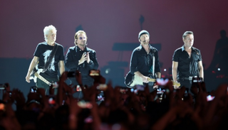 فرقة "يو 2" الأيرلندية خلال إحيائها حفلة في مومباي الهندية