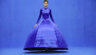 "الأزرق الكلاسيكي" لون يمتاز بالأناقة والفخامة