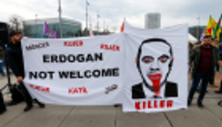 بـ6 لغات.. "أردوغان قاتل" أمام المنتدى العالمي للاجئين بجنيف