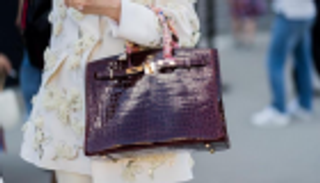 جلد التمساح.. موضة حقائب الشتاء