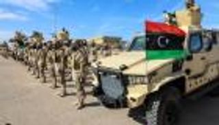 الجيش الليبي يستهدف مواقع للمليشيات ويواصل تقدمه غربا