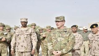 قائد القوات البرية الإماراتية وقائد الجيش الأمريكي الثالث