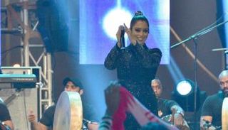 الفنانة بلقيس خلال حفلها في البحرين