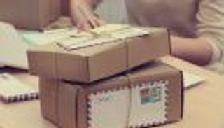 ألماس وطفلة وحطام تيتانيك.. أغرب "طرود البريد" في الماضي