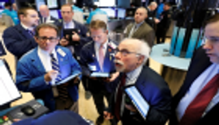 بيانات اقتصادية قوية تقود وول ستريت للارتفاع عند الإغلاق