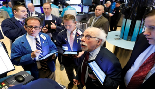 متعاملون أثناء التداول في بورصة نيويورك - رويترز