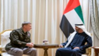 محمد بن زايد ورئيس الأركان الأمريكي يبحثان التعاون العسكري