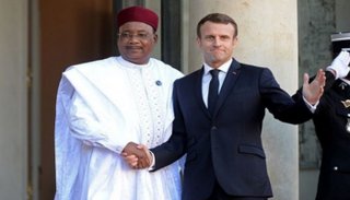 إيمانويل ماكرون ومحمدو إيسوفو - رويترز
