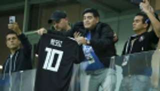 مارادونا يشبه نفسه بـ"الزومبي" ويدافع عن ميسي "الباكي"