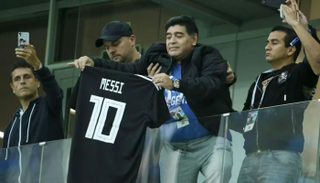 مارادونا يرفع قميص ليونيل ميسي - أرشيفية