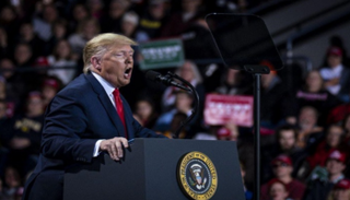 الرئيس دونالد ترامب أمام مؤيديه في ميشيجان