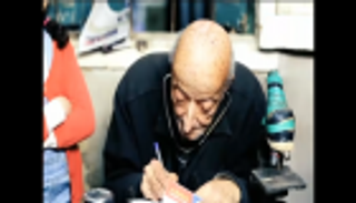 "ملاك الغلابة".. طبيب سبعيني يواسي "الفقراء" على طريقته الخاصة