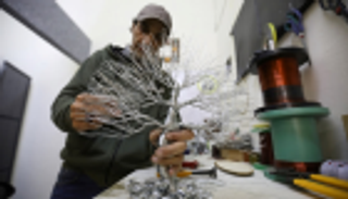 1000 شجرة من السلك في حب الوطن