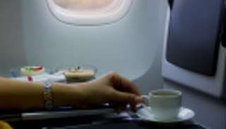 أضرار انسكاب القهوة في الطائرات مسؤولية مَن؟.. القضاء يرد