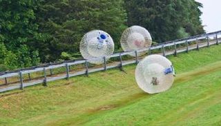 كرة "Zorb" لنقل السياح في نيوزيلندا