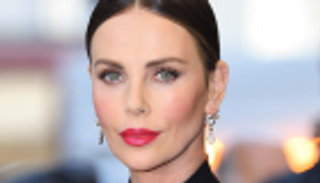 تشارليز ثيرون تروي واقعة قتل والدتها لوالدها المدمن