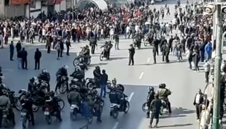 قوات أمن إيرانية تقمع محتجين - أرشيفية