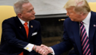 صفعة للديمقراطيين.. عضو بالكونجرس معارض لـ"العزل" ينتقل إلى الجمهوريين