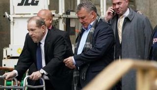 هارفي واينستين لدى خروجه من محكمة مانهاتن