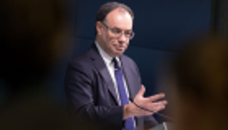 بعد استبعاد مرشحة مصرية.. بيلي الأقرب لقيادة "المركزي الإنجليزي"