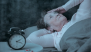 السكريات والكربوهيدرات تسببان الأرق للنساء الأكبر سنا