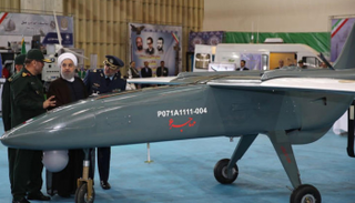 الرئيس الإيراني حسن روحانى إلى جانب طائرة مهاجر 6 المسيرة في 2017 - أرشيفية