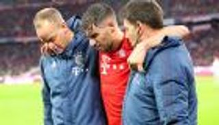 مدرب بايرن ميونيخ يعلن مدة غياب مارتينيز بعد مشهد "العكازين"