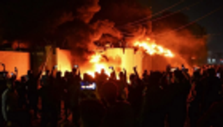 محتجون يحرقون مقر مليشيا "بدر" الإيرانية في ذي قار العراقية 