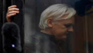 مؤسس ويكيليكس يمثل أمام محكمة إسبانية للتحقيق في تهم تجسس