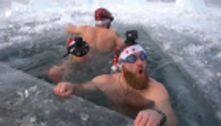 وضع شجرة عيد الميلاد بأعمق بحيرة في العالم