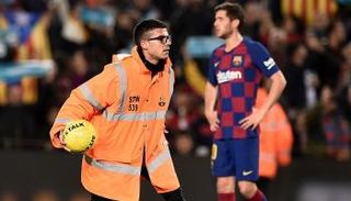 صورة من دخول أفراد الأمن للملعب