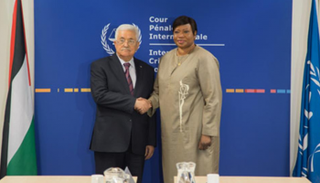 عباس والمدعية العامة للمحكمة - أرشيفية