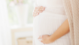 من الأفضل إرجاء تبييض الأسنان لما بعد الحمل والرضاعة والرضاعة