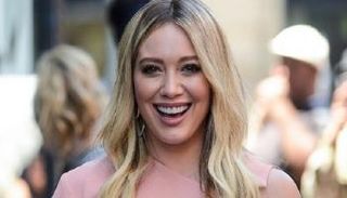 المغنية والممثلة الأمريكية هيلاري داف