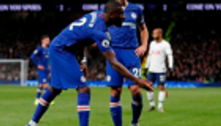 "حركة الدجاج" وسيلة مدافع تشيلسي للرد على جماهير توتنهام