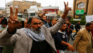 جانب من المظاهرات في العراق - رويترز