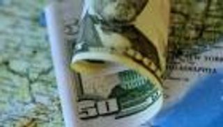 الدولار قرب أعلى مستوى في أسبوعين 