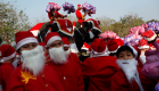 أفيال في زي "بابا نويل" توزع الهدايا على تلاميذ تايلاند