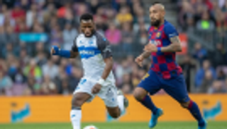 فيدال يلمح للبقاء مع برشلونة 