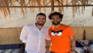مصدر يكشف حقيقة تدخل صلاح لمشاركة ليفربول في اعتزال متعب