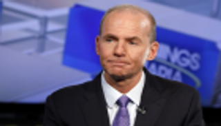 بوينج تطيح برئيسها في محاولة للسيطرة على أزمة متصاعدة